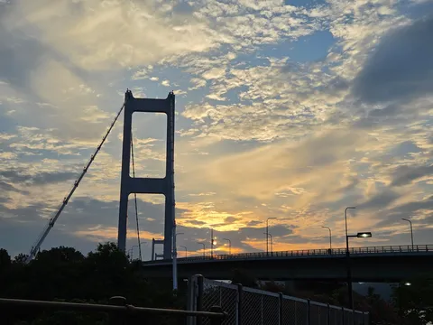夕焼けに染まる橋のシルエット