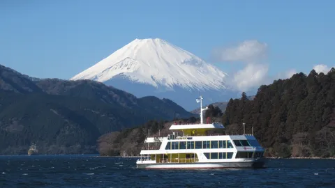 湖上の白鳥と富士山