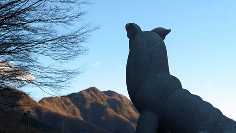 静寂の守り神、山並みと空
