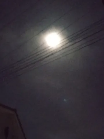 月光と電線の光の帯