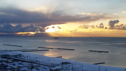 雪と海の夕暮れ印象