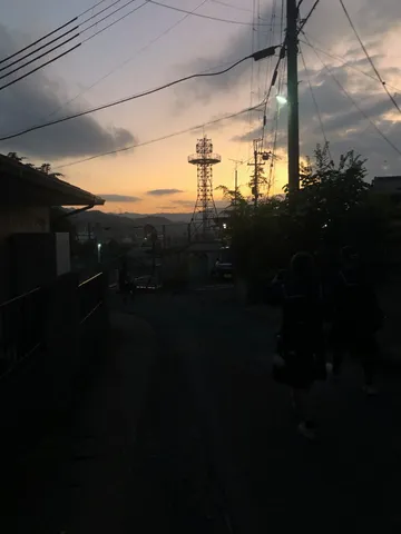 夕暮れ時の通信塔と帰り道