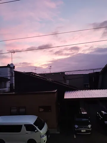 空と街並みの静かな調和