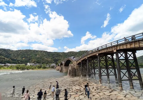 木造橋と水辺の光景