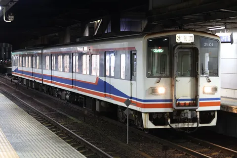 夜のホームを彩る列車