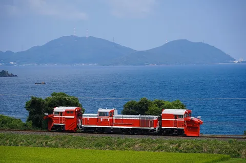 海を渡る赤い機関車