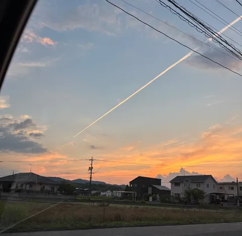 夕焼け空を横切る飛行機雲
