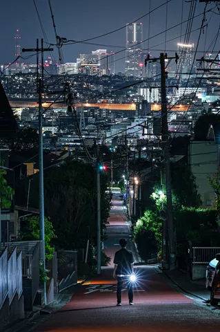 都会の夜道、灯る光