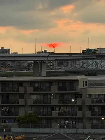 空に浮かぶ、夕焼けの火の玉？