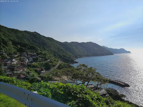 坂道と海、集落のコントラスト