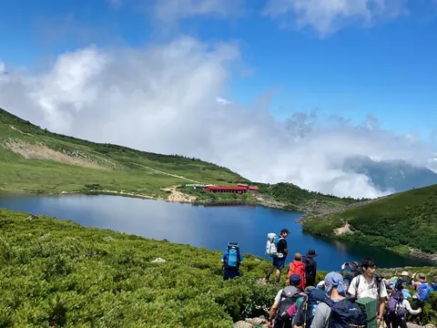 雲海と湖畔の登山道