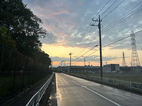 濡れた道に映る空模様