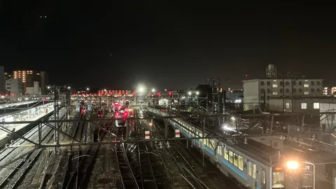 夜の鉄道網、未来への光