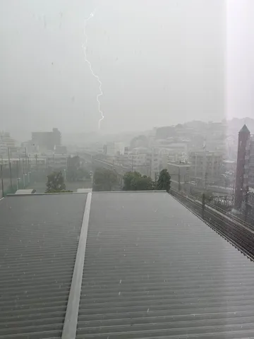 稲妻と雨粒、都市の静寂