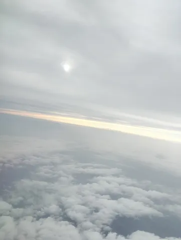 薄光と雲のささやき