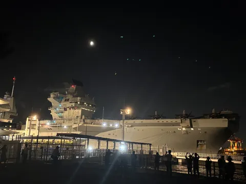 夜空の月と、軍艦の厳かなシルエット