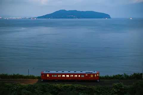 海辺を渡る赤い列車
