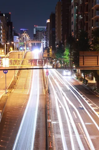 夜の光跡が走る街路