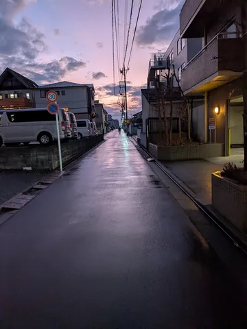 宵の路地、空を映す水面