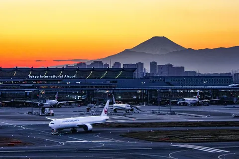 夕焼けと富士山、羽田空港の情景