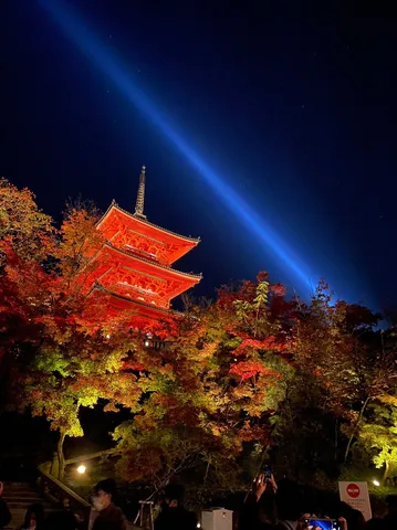 夜空へ一直線、紅葉と古塔