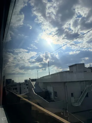 雲間から差し込む光と街並み