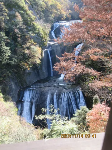 秋色に染まる渓谷の瀑布