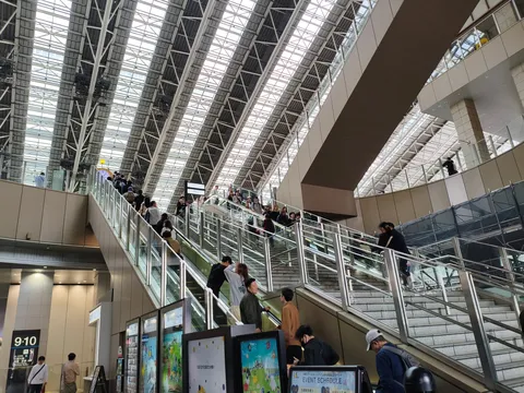 日常を切り取る、エスカレーターの群像