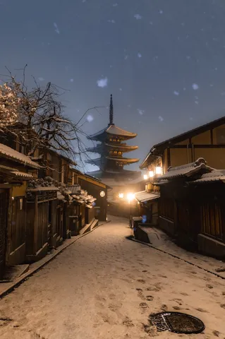 雪降る古都の夜の道