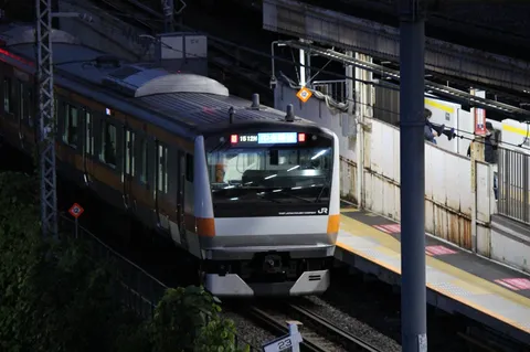 夜に光る、鉄道の顔
