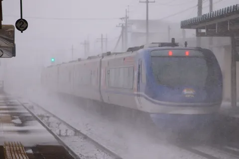 雪煙をまとい進む特急