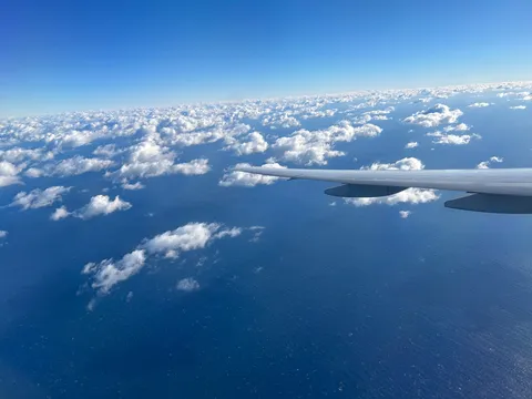 青い空と雲の航路