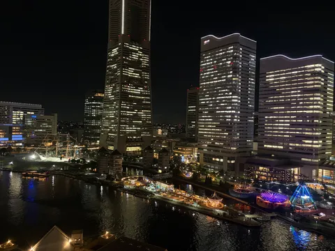きらめく港町の夜