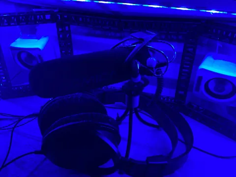 青い照明が誘う、音楽制作の夜