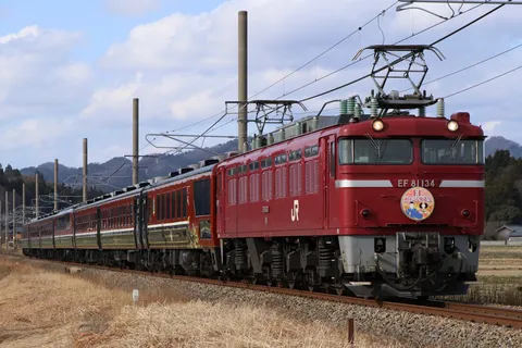 ノスタルジーを運ぶ赤い機関車