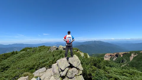 雄大な山々を望む頂
