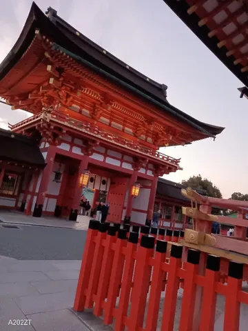 鮮やかに映える朱色の社殿