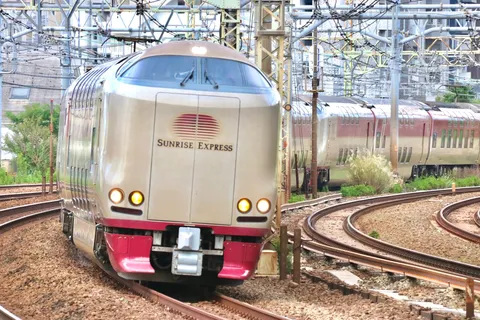 朝を駆ける銀色の輝き