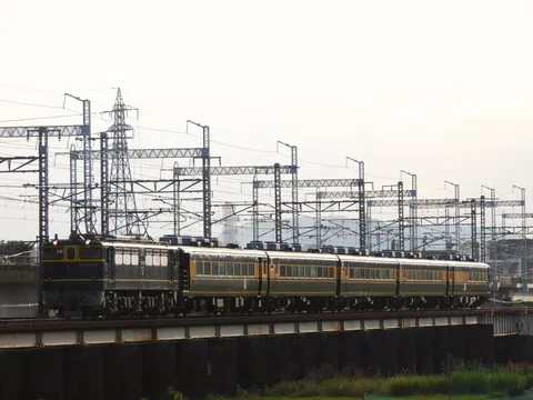 時代を運ぶ、黄色い顔の列車