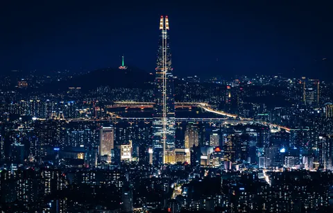 夜空にそびえる光の鉛筆