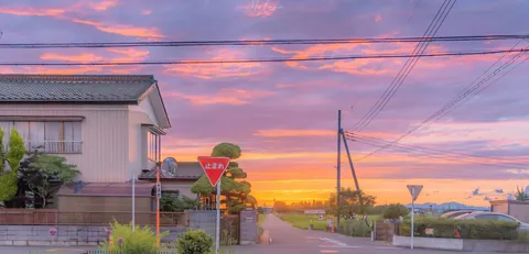 夕暮れの静かな街路