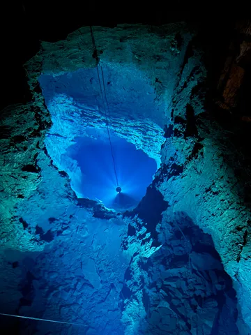 光の糸が導く、神秘の青い穴