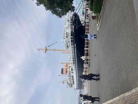 歴史感じる客船と桟橋の風景