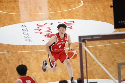 ドリブルに集中する選手