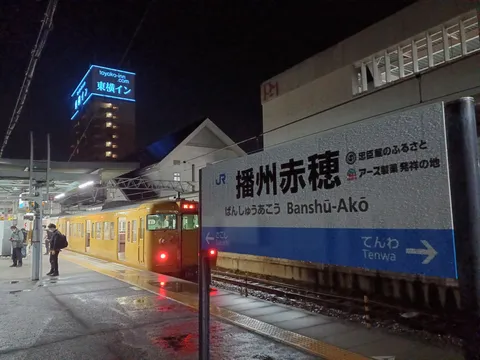 夜の駅に佇む、旅立ちの黄色い列車