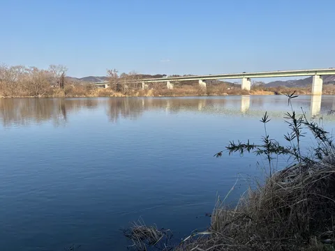 橋を渡る風、水面の静寂