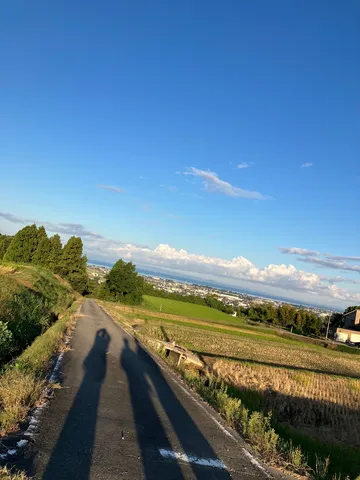 夕暮れ時の道、二人の影