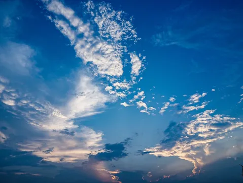 空のキャンバス、移ろう雲模様