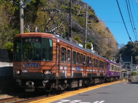 木製風ラッピングのレトロ列車