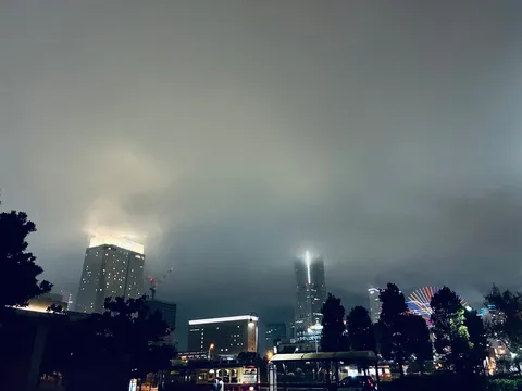 夜の霧に浮かぶ都市